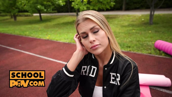 18+ Bebek Zlata Shine, Antrenörünün Büyük Yarrağı Tarafından Amını Siktiriyor