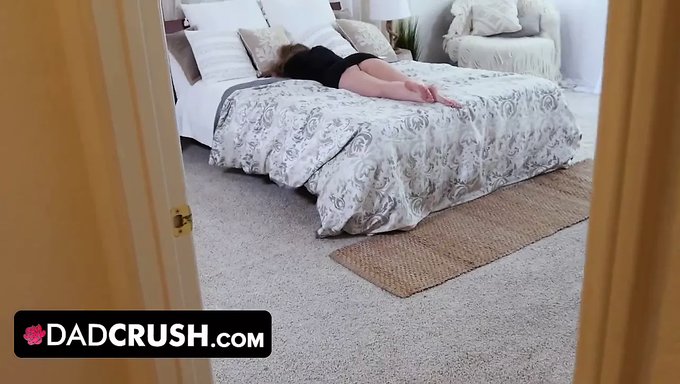 Üvey Baba Ve 18 Yaşındaki Cowgirl Derin Boğaz Ve Büyük Doğal Göğüslerle Video Çekiyorlar