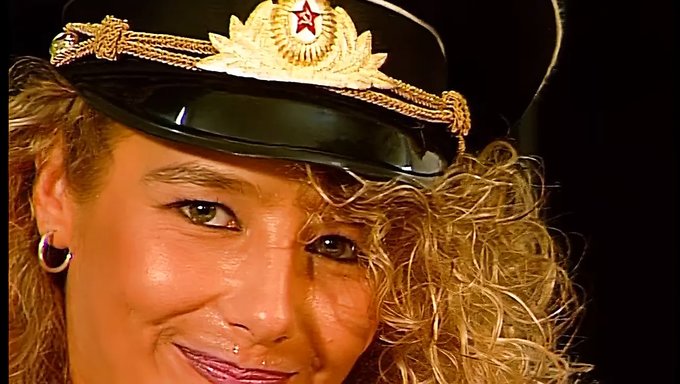 Tüylü Olgun Milf'In Koltukta Tek Başına Seansı