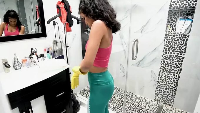 Angela White'In Bu Derlemede Yüz Sikişi Yaparken Ve Boşalırken Izleyin