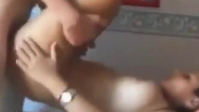 18 Yaşındaki Hintli Kız, Üvey Erkek Kardeşinden Oral Seks Deneyimliyor