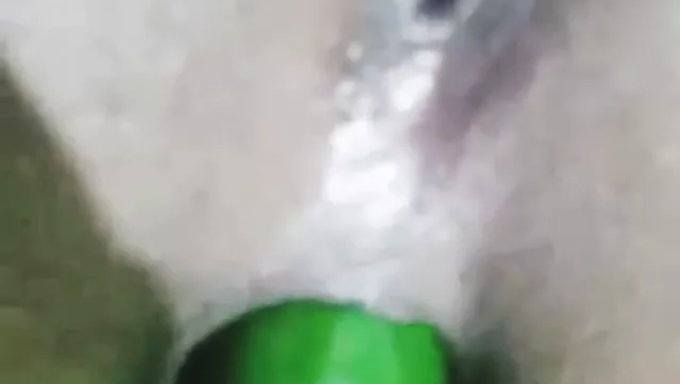 Kirli Müslüman Kız, Amını Ve Göt Deliğini Salatalıkla Siktiriyor
