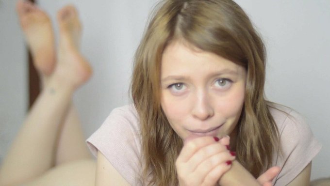 Amatör Tinder Kızı, Partnerinden Derin Bir Boğazın Tadını Çıkarıyor