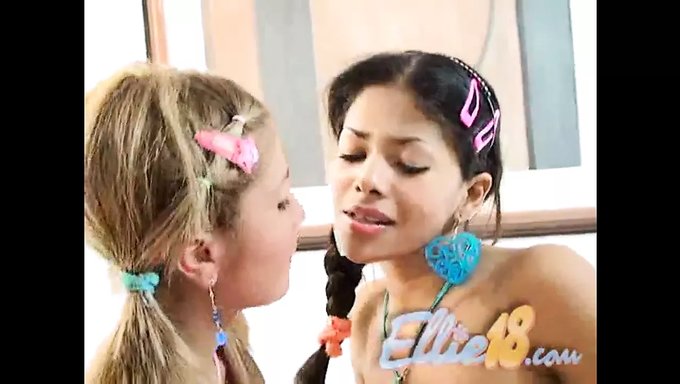 Büyük Göğüslü 18 Yaşındaki Kız Orgazm Olmak Için Amını Parmaklıyor
