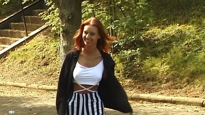 Uzun Saçlı Genç Kız, Dildo Ile Sakso Çekiyor Ve Fisting Yapıyor