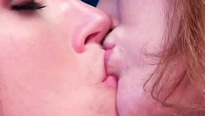 Kızıl Saçlı Porno Yıldızları Büyük Dildolarla Amcıklarını Yakıyorlar