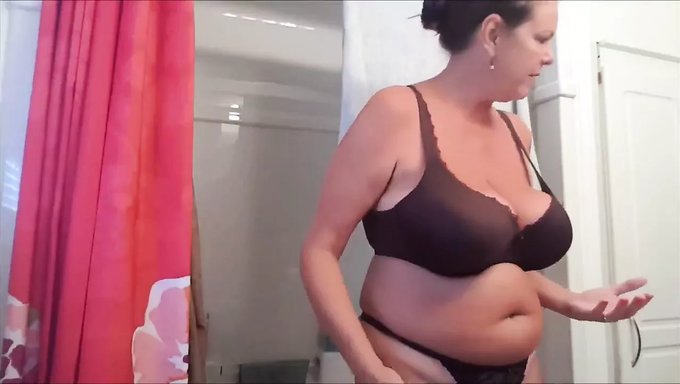 Büyük Doğal Göğüslü Olgun Anneye Söylendi
