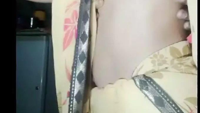 Dik Göğüslere Sahip Sıcak Ve Ince Bir Eş, Kocasını Aldatmaktan Keyif Alıyor