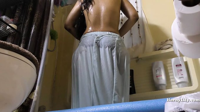 Kamerada Hintli Bir Hizmetçiyle Banyo Temizliği Ve Duş