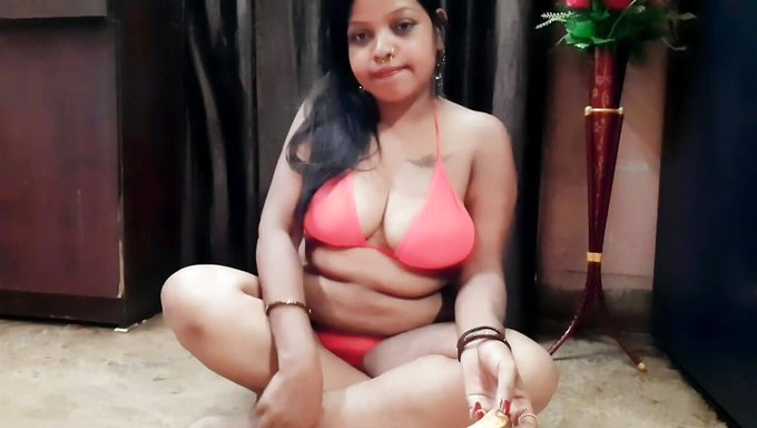 Kısa Saçlı Bikini Bebek Kıvrımlarını Sergiliyor