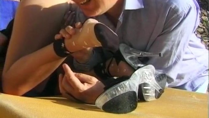 Alman Amatör Ayak Fetişi Sahnesi, Sıcak Sarışın Bebekle