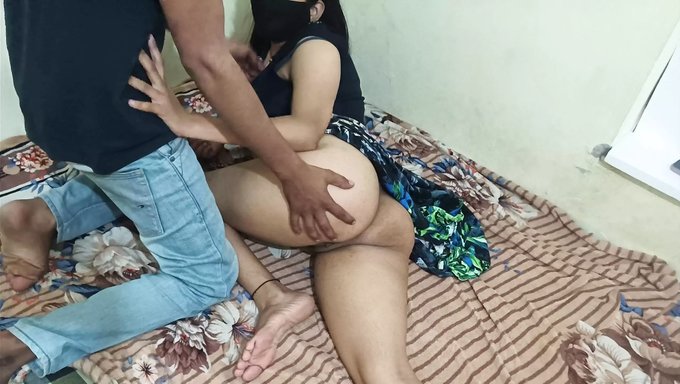 Büyük Popolu Ve Doğal Göğüslü Bir Çift, Kirli Konuşmalar Ve Içine Boşalma Ile Eğleniyor.