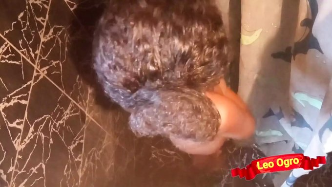 Karımın Arkadaşı Ve Büyük Doğal Göğüsleriyle Duş Almak