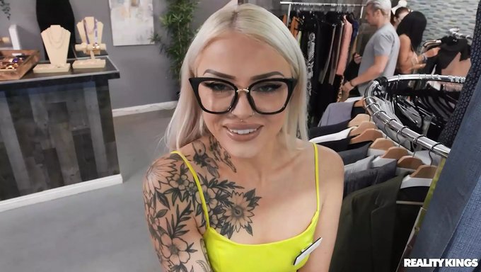 Yarağa Aç Nichole Saphir, Anal Karşılığında El Işi Ve Sakso Yapıyor
