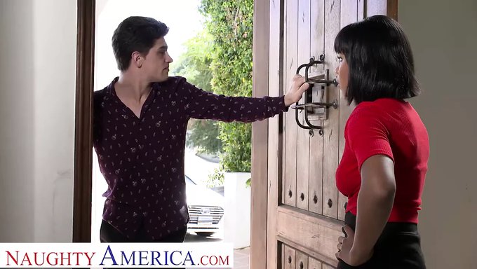 Büyüleyici Amerikalı Kız Kardeş Jenna Foxx, Kardeşinin Arkadaşıyla Onun Tarafından Kışkırtıldıktan Sonra Tutkulu Bir Ilişkiye Girer.