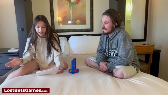 Tatlı Kalpli Ikili, Strip Connect 4 Oyunundan Keyif Alıyor Ve Samimi Çıplak Oyuna Yol Açıyor