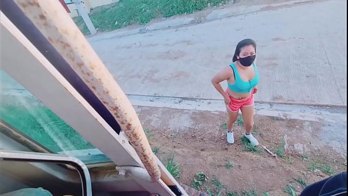 18 Yaşındaki Ganda, Halka Açık Bir Yerde Riskli Ve Tutkulu Seks Yapıyor.