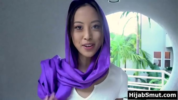 Sürekli Seks Yapma Arzusu Olan Müslüman Bir Kız.