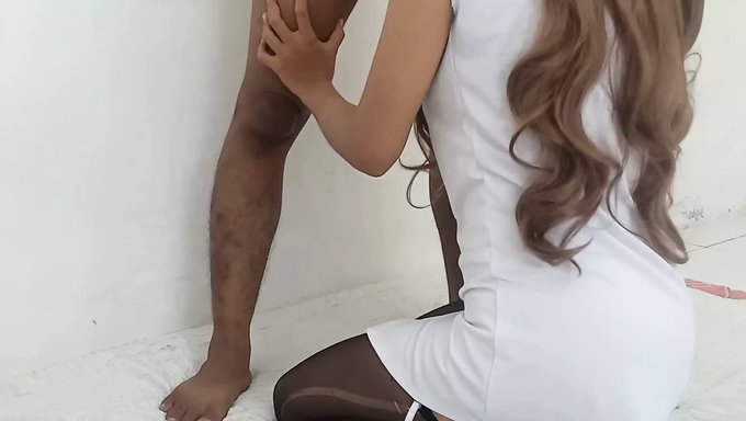 Çoraplı Genç (18+) Kız Sıvazlanıyor