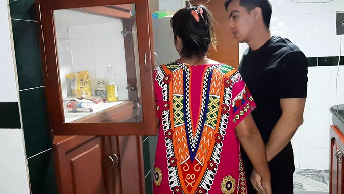 Latin Üvey Anne Mutfakta Sıcak Bir Oral Seans Yapıyor