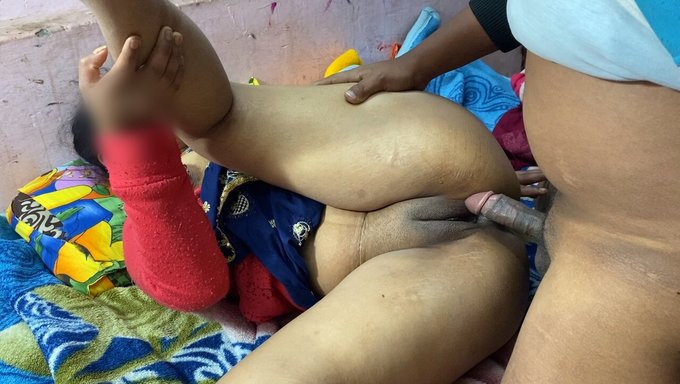 Bu Kısa Videoda Genç (18+) Olgun Bir Koca Tarafından Götünden Sikişiyor