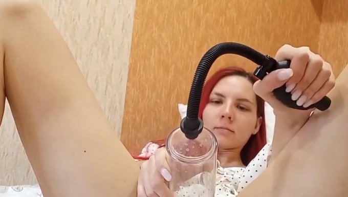 Ince Karısı Ev Yapımı Videoda Amını Pompalama Becerilerini Sergiliyor
