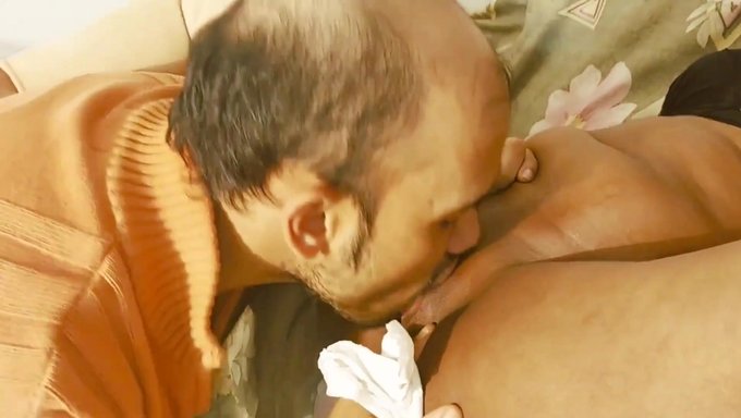 Bir Çiftin Amatör Seks Kaseti, Am Yalama Ve Sikiş Içeriyor