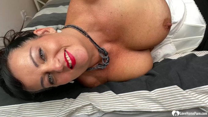 Doğal Varlıklarıyla Baştan Çıkarıcı Bir Milf Şovu.