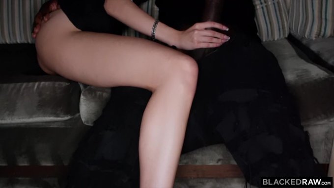 Emily Jade'In Siyah Bir Adamla Yüksek Çözünürlüklü Videodaki Hotwife Macerası.