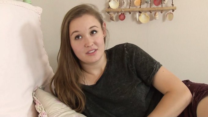 Genç (18+) Kızıl Saçlı Ve Sarışın Milf Sıcak Bir Üçlü Yapıyorlar