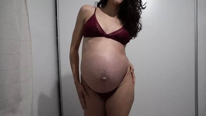 Büyük Doğal Göğüslü Milf Seksi Iç Çamaşırlarıyla Kendini Gösteriyor