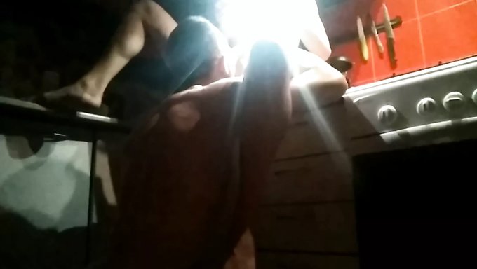 Genç Bir Kızı Mutfakta Sertçe Sikti Ve Sessizce Gitti