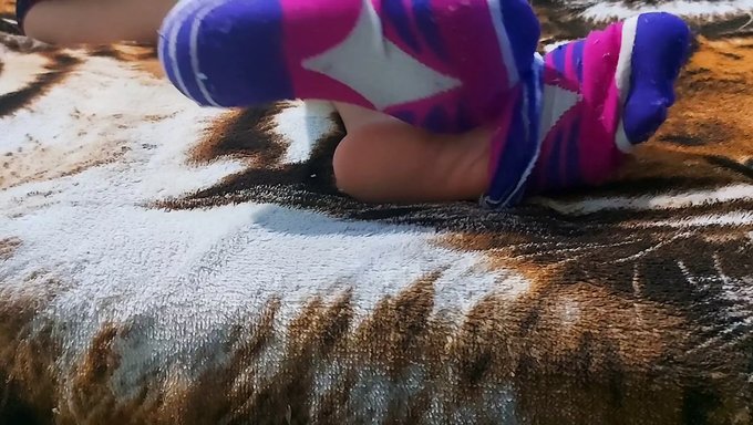Rus Bebek, Naylon Kaplı Ayaklarını Tek Başına Ayak Işi Videosunda Sergiliyor