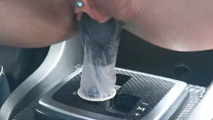 18+ Genç Kız Arabada Fisting Makinesiyle Sikişiyor
