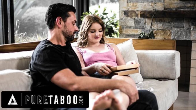 Eliza Eves'In Üvey Babası Kontrolü Ele Alıyor Ve Yasak Bir Sahnede Ona Derin Boğaz Sakso Çekiyor