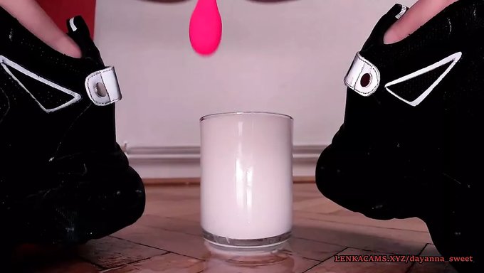 Bir Fransız Milf, Bir Kamera Şovu Sırasında Camda Sıvı Fışkırtıyor