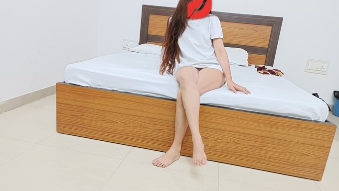 Sıkı Amcığı Olan Genç Kız, Yarrağıyla Amını Siktiriyor