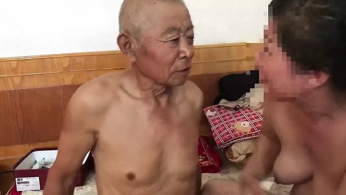 Sessiz Çinli Erkekler Kadınlarla Sert Seksin Tadını Çıkarıyor