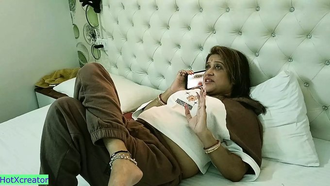 Sıcak Ve Azgın Hintli Milf Baştan Çıkarılıyor Ve Sert Bir Anal Seansına Giriyor