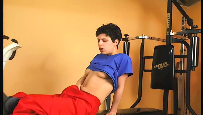 Genç Kız Spor Salonunda Kendini Tatmin Ediyor