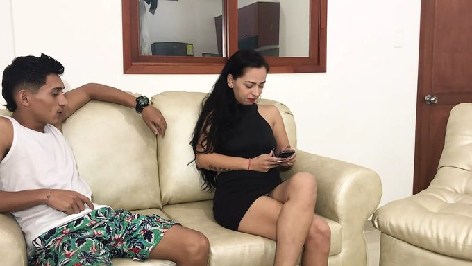 Üvey Anne Kanepe Üzerinde Poposunu Siktiriyor