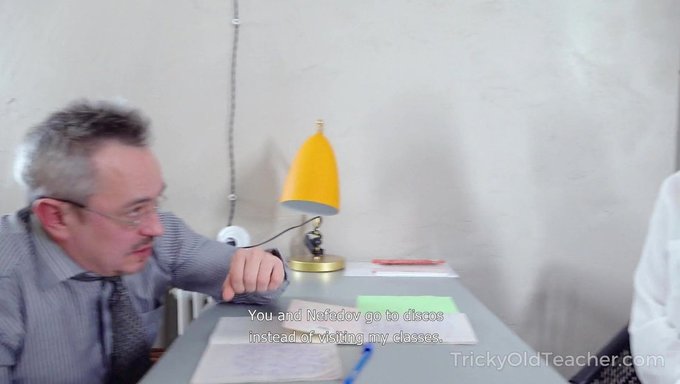 Yaşlı Öğretmen Ve Genç Bebek Sıcak Seks Yapıyor