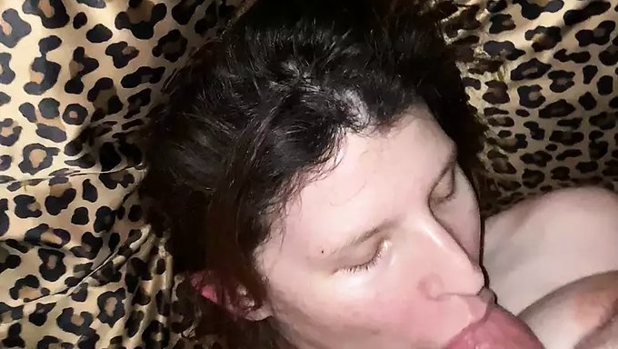 18+ Gençler Ağzına Sik Alıp Büyük Göğüslerine Boşalıyorlar