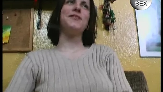 Dövmeli Alman Milf, Büyük Göğüslerini Bir Dildo Ile Geriyor