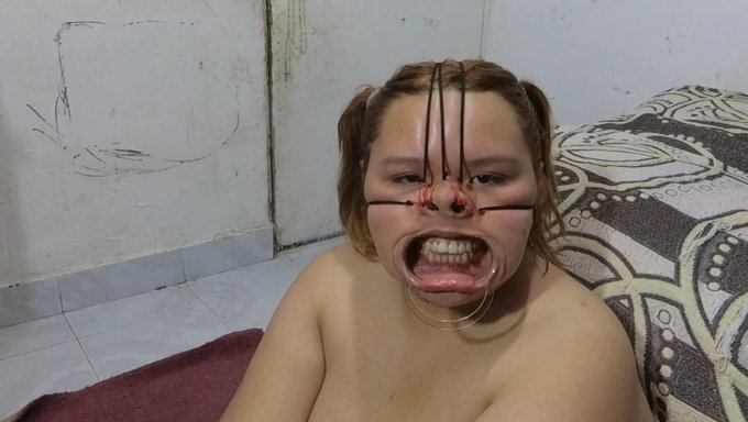 Amımı Yalayın: Tombul Bebek Ağzını Dolduruyor