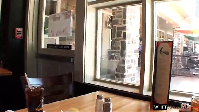 Açık Havada Mastürbasyon Ve Halka Açık Bir Restoranda Işeme