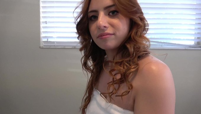 Ablam Scarlett'I Kışkırtıyor Ve Memnun Ediyor