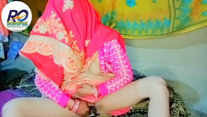 Saree Giyen Hintli Genç Kendini Tatmin Ediyor Ve Parmaklayarak Orgazm Oluyor