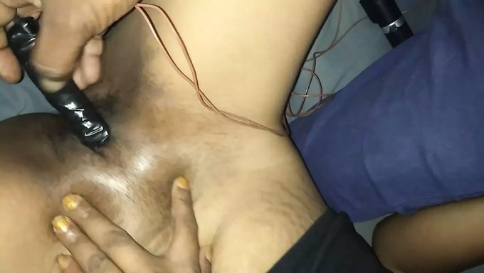 Sri Lankalı Milf, Sevgilisinin Penisinden Sıkı Göt Deliğini Genişletiyor