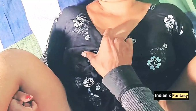 Genç (18+) Hint Kızı Ev Yapımı Seks Videosunda Amını Siktiriyor